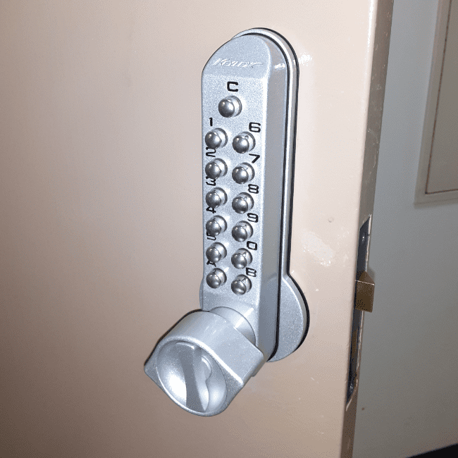 中郡大磯町で会社の扉の鍵を暗証番号式の鍵に交換しました